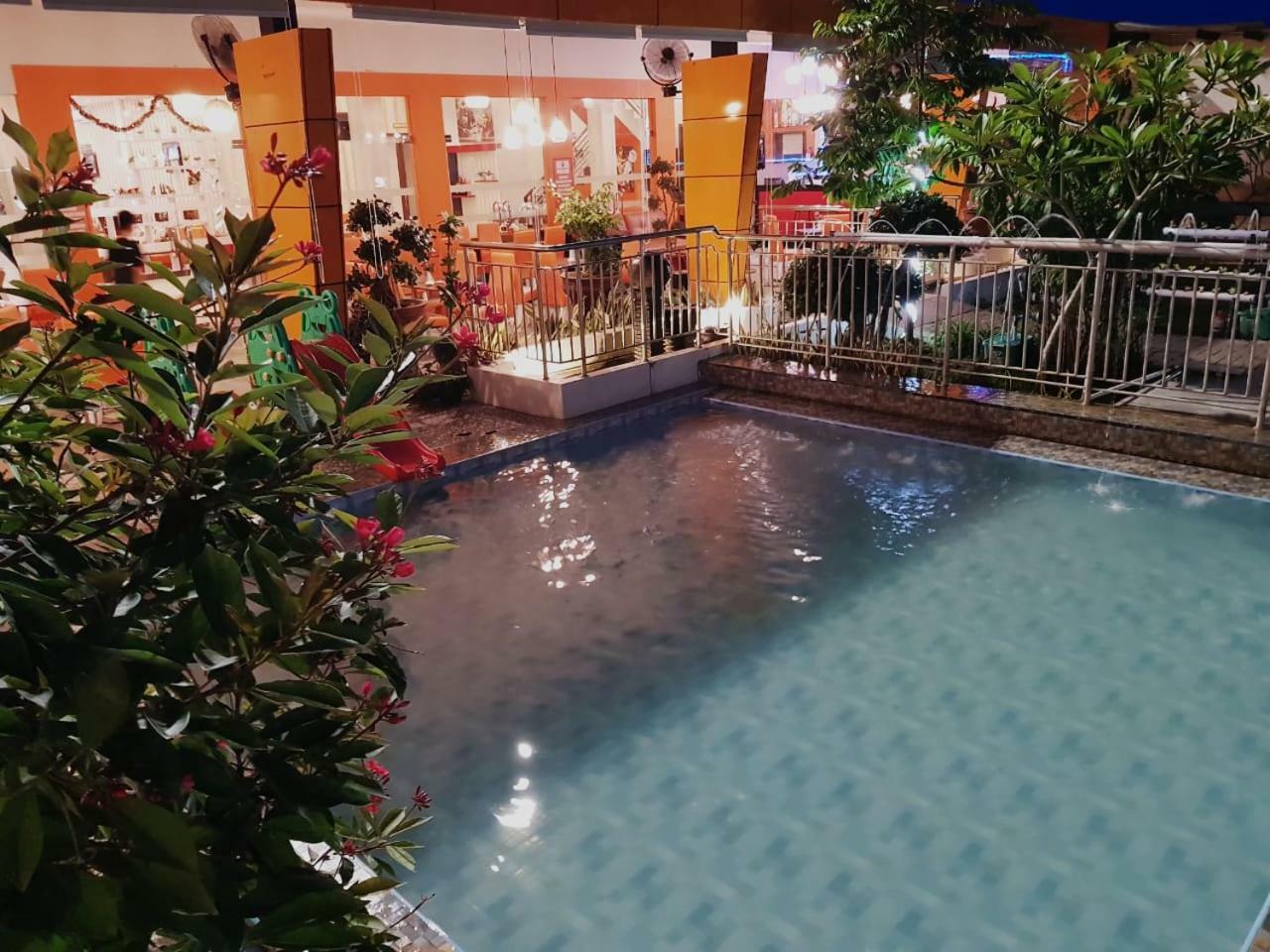 Fortune Front One Hotel Kendari Exterior foto