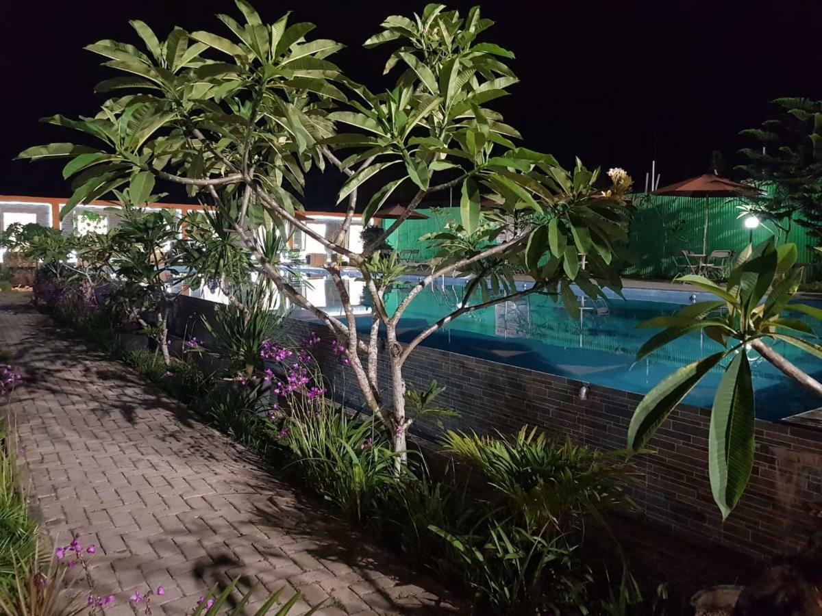 Fortune Front One Hotel Kendari Exterior foto