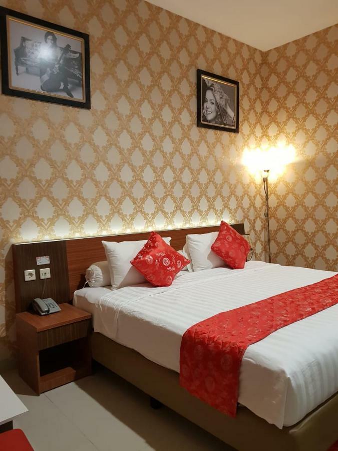Fortune Front One Hotel Kendari Exterior foto