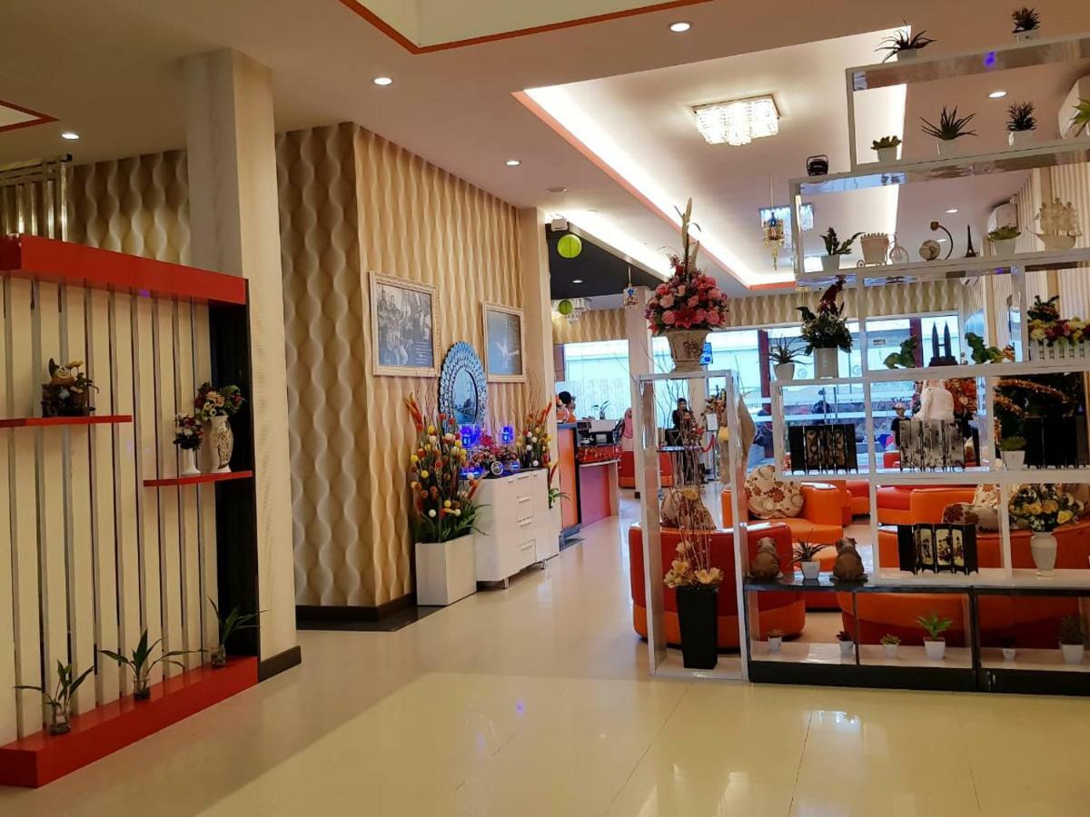 Fortune Front One Hotel Kendari Exterior foto