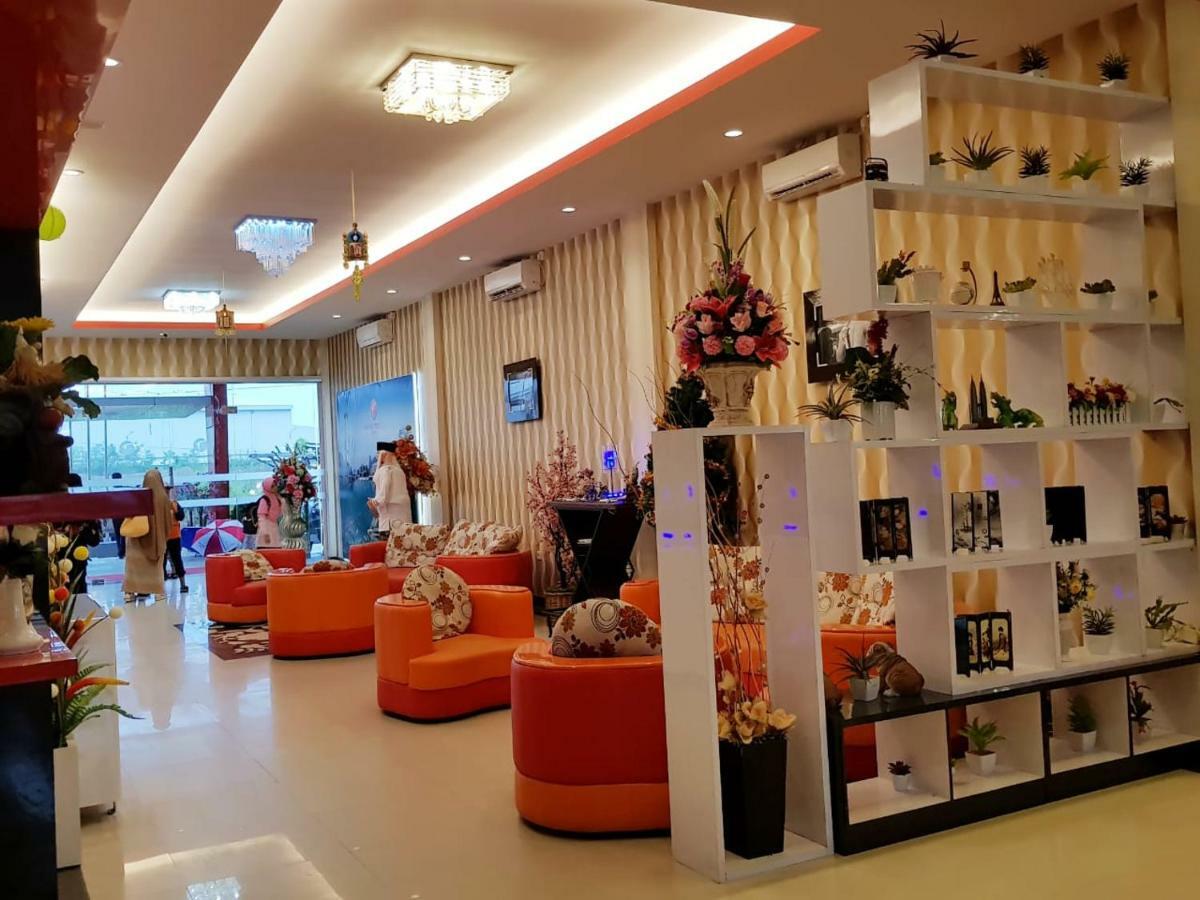Fortune Front One Hotel Kendari Exterior foto